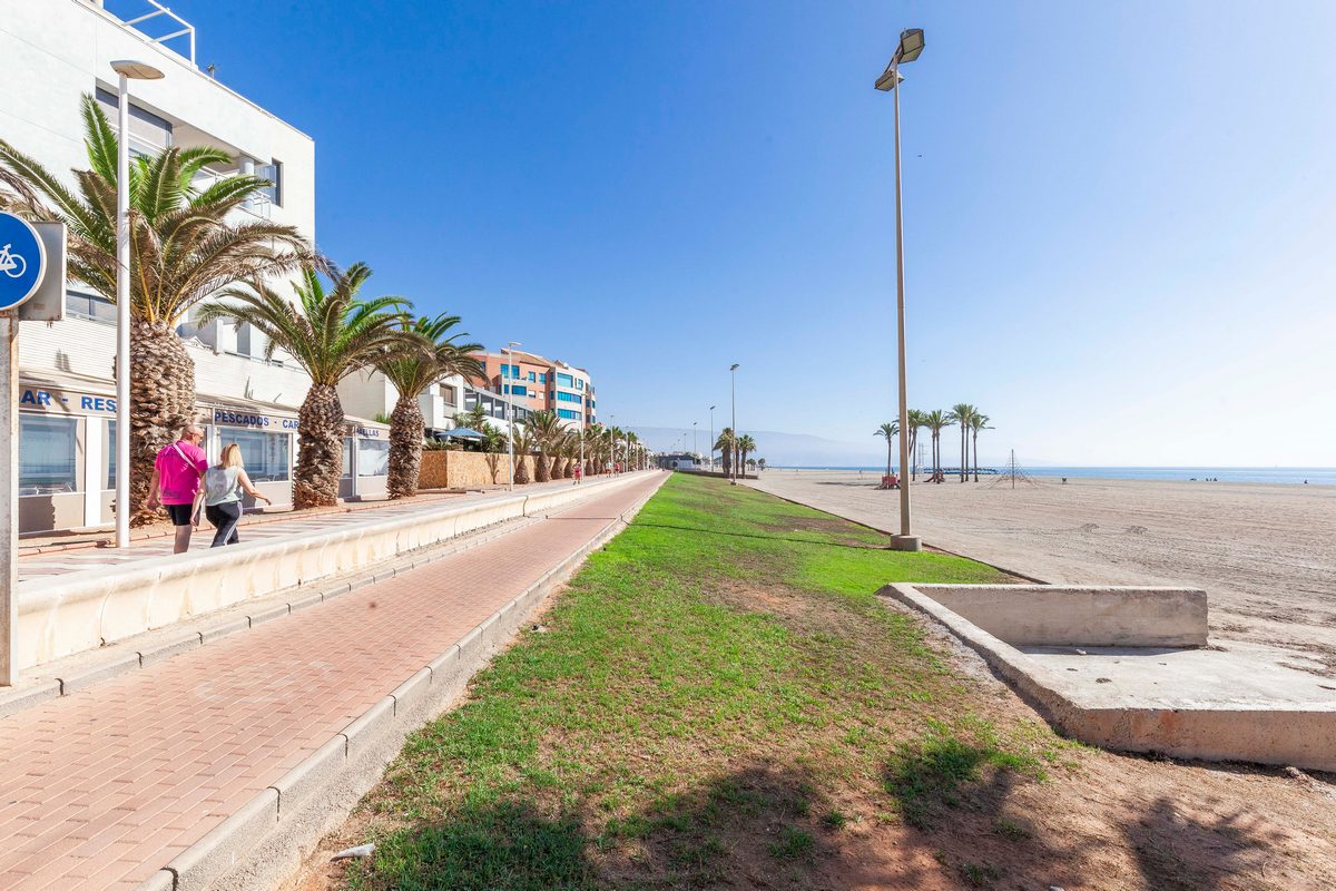 Exclusivo piso con vistas al mar en primera línea de playa