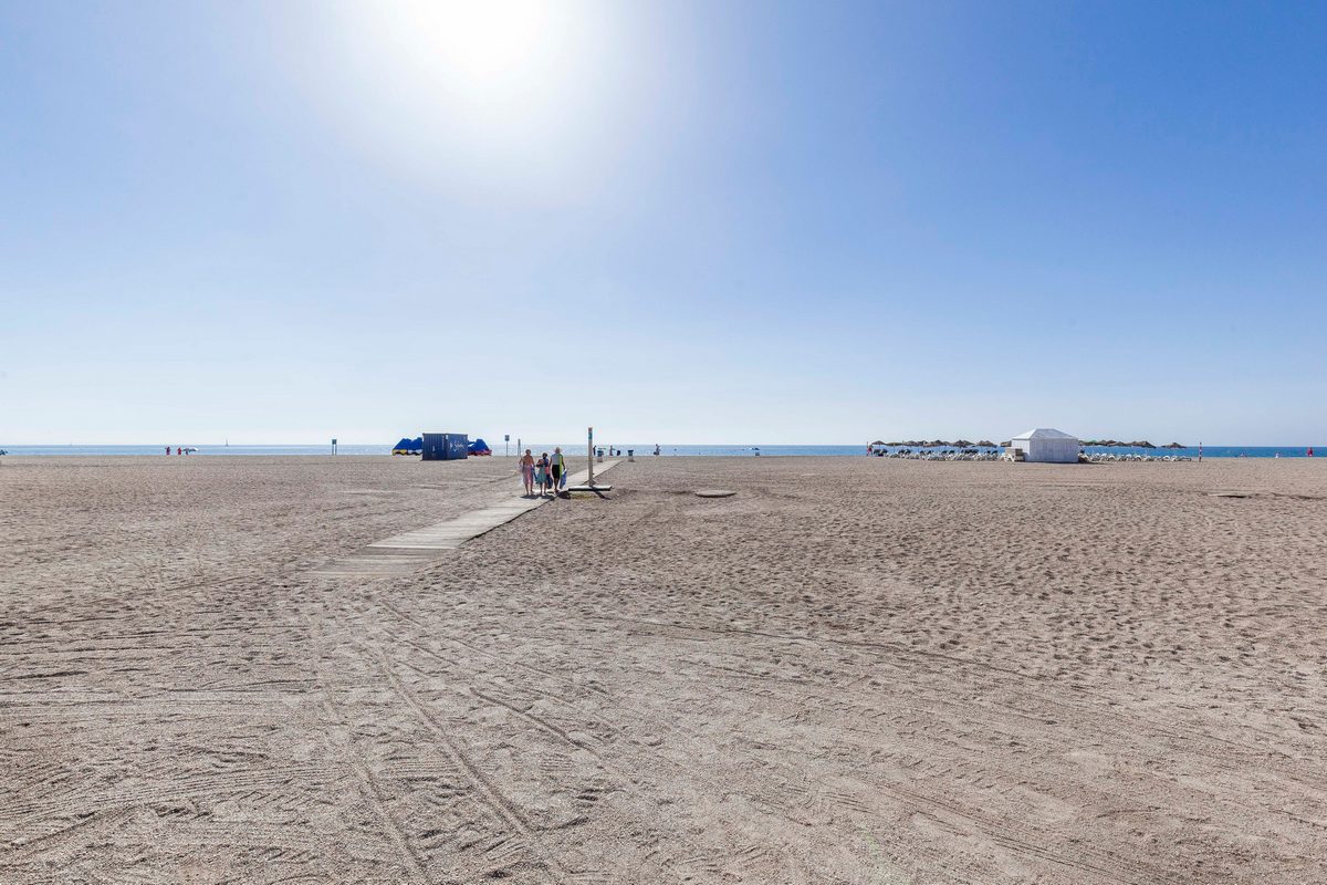 Exclusivo piso con vistas al mar en primera línea de playa