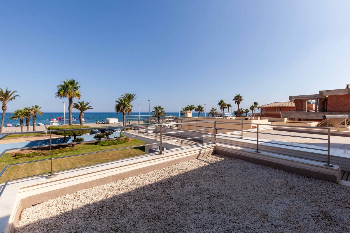 Modern detached villa on the beachfront, ready to move in