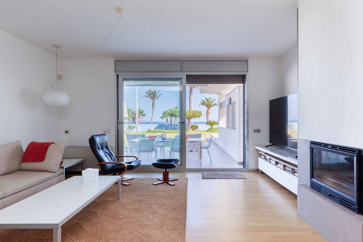 Modern detached villa on the beachfront, ready to move in