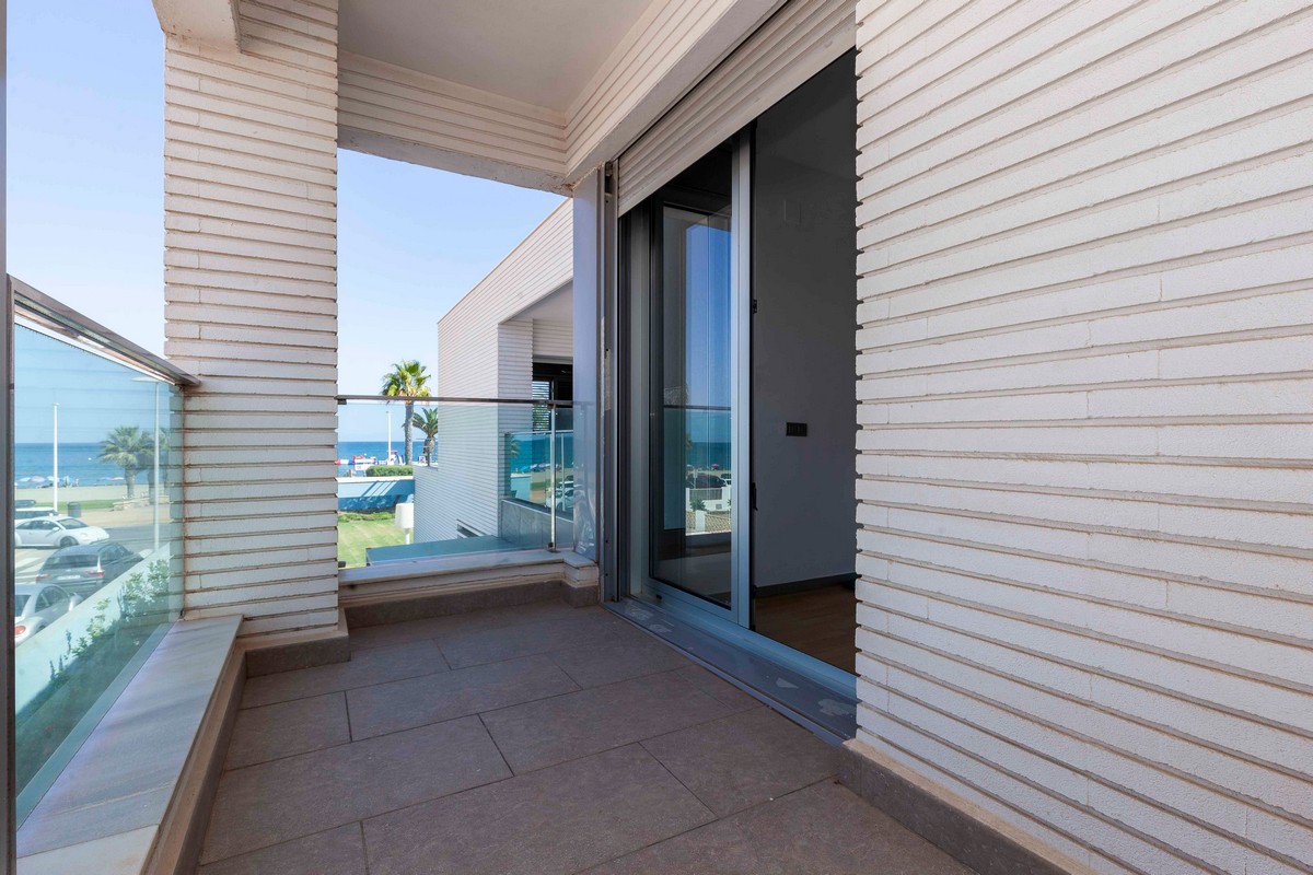 Modern detached villa on the beachfront, ready to move in