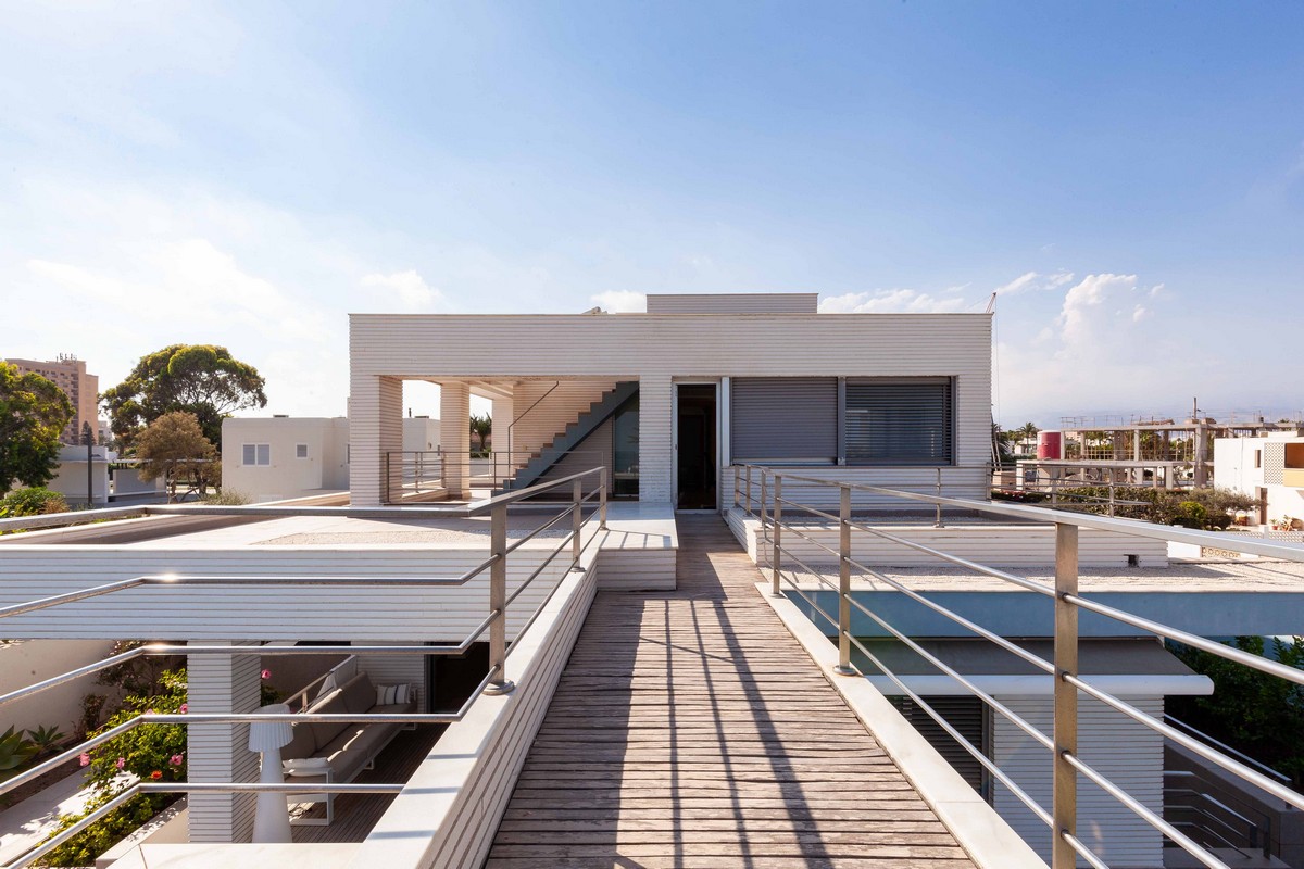 Modern detached villa on the beachfront, ready to move in