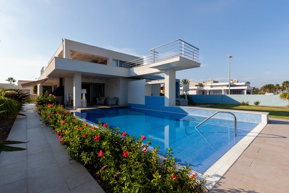 Modern detached villa on the beachfront, ready to move in