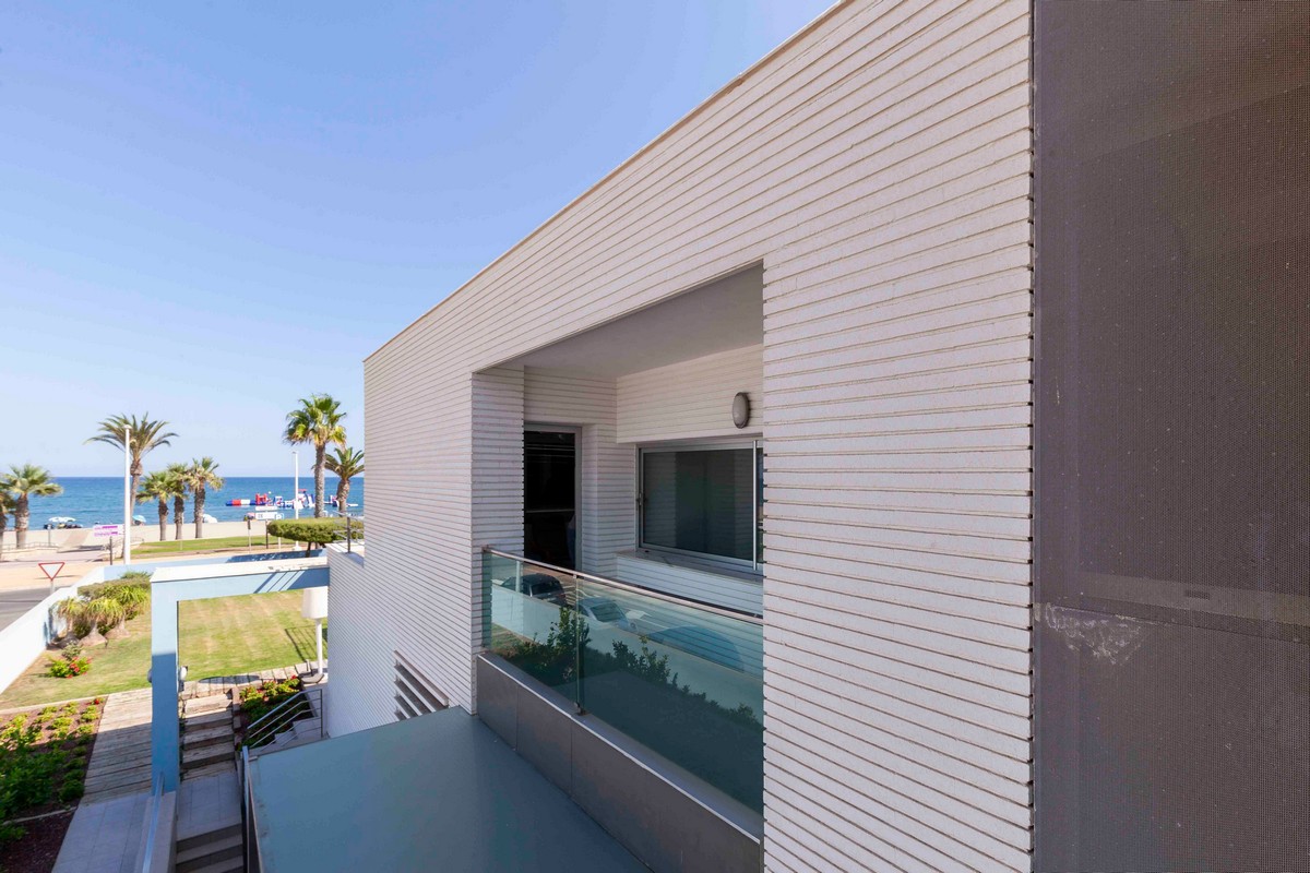 Modern detached villa on the beachfront, ready to move in