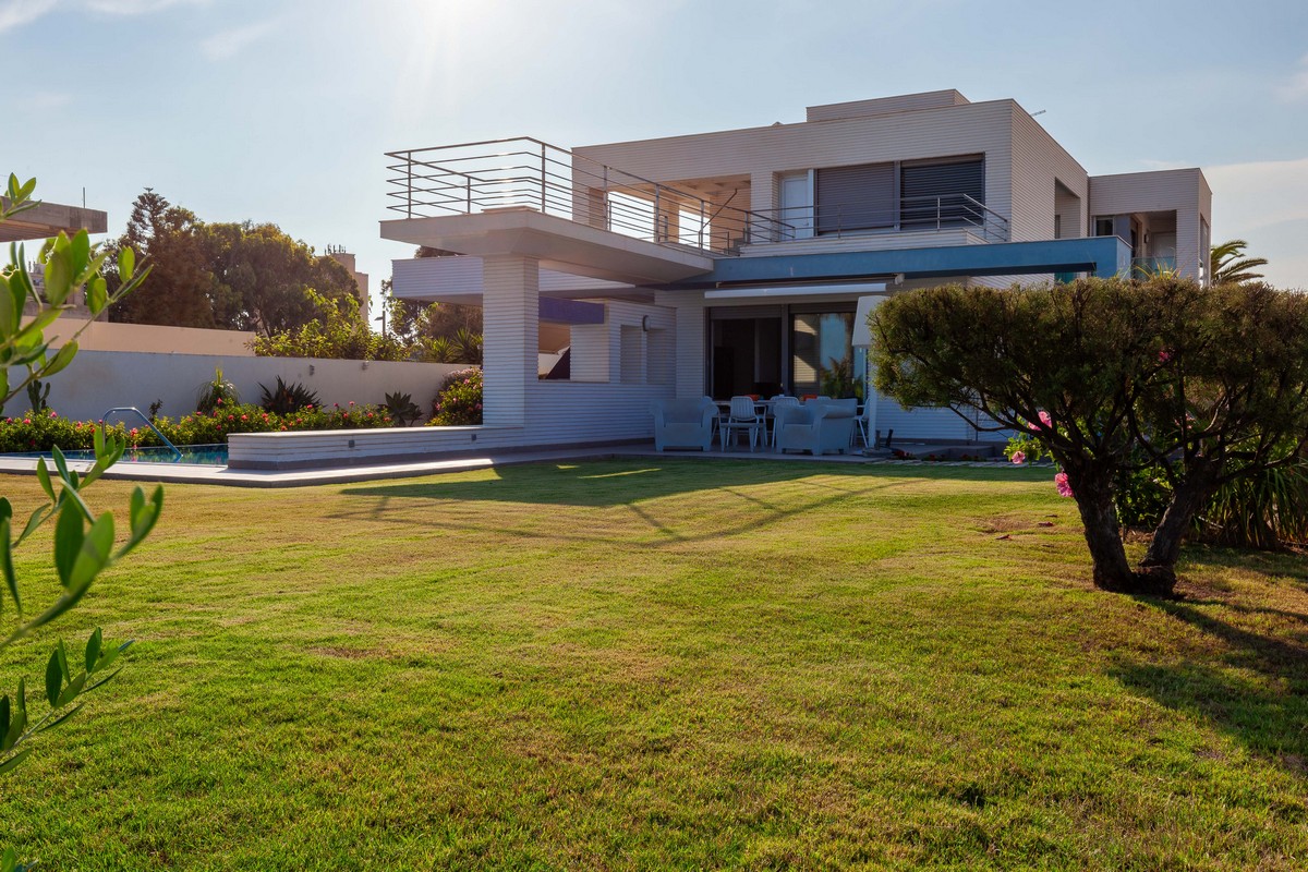 Modern detached villa on the beachfront, ready to move in