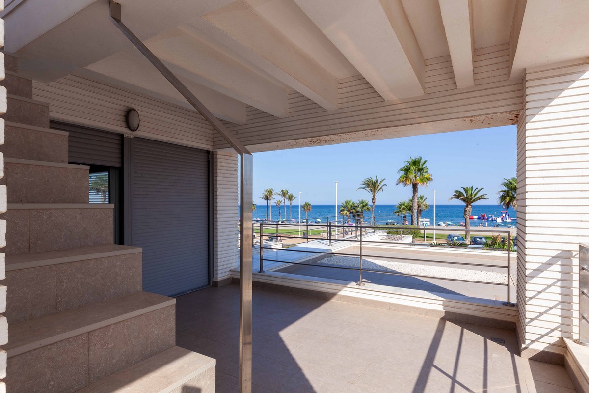 Modern detached villa on the beachfront, ready to move in