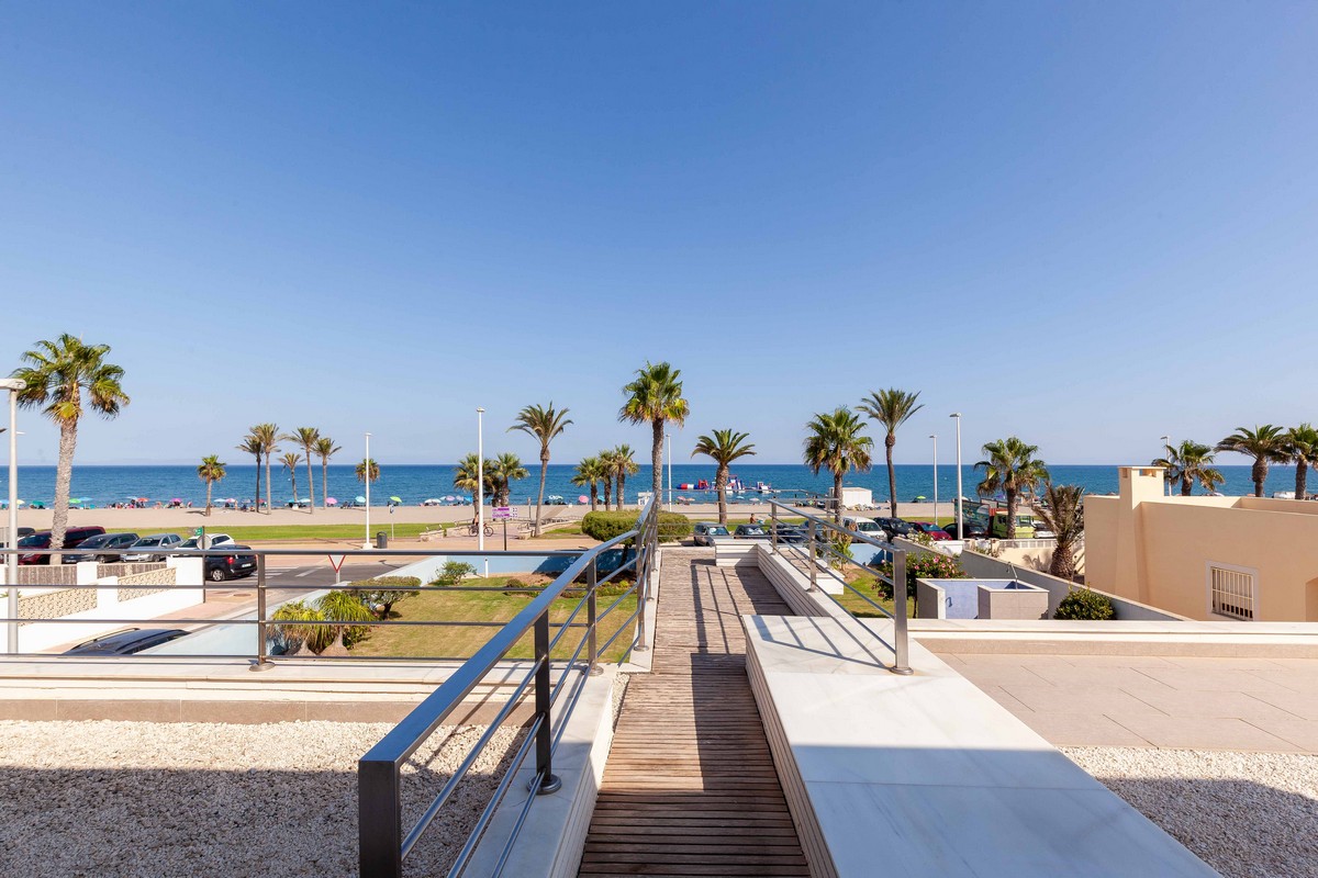 Modern detached villa on the beachfront, ready to move in