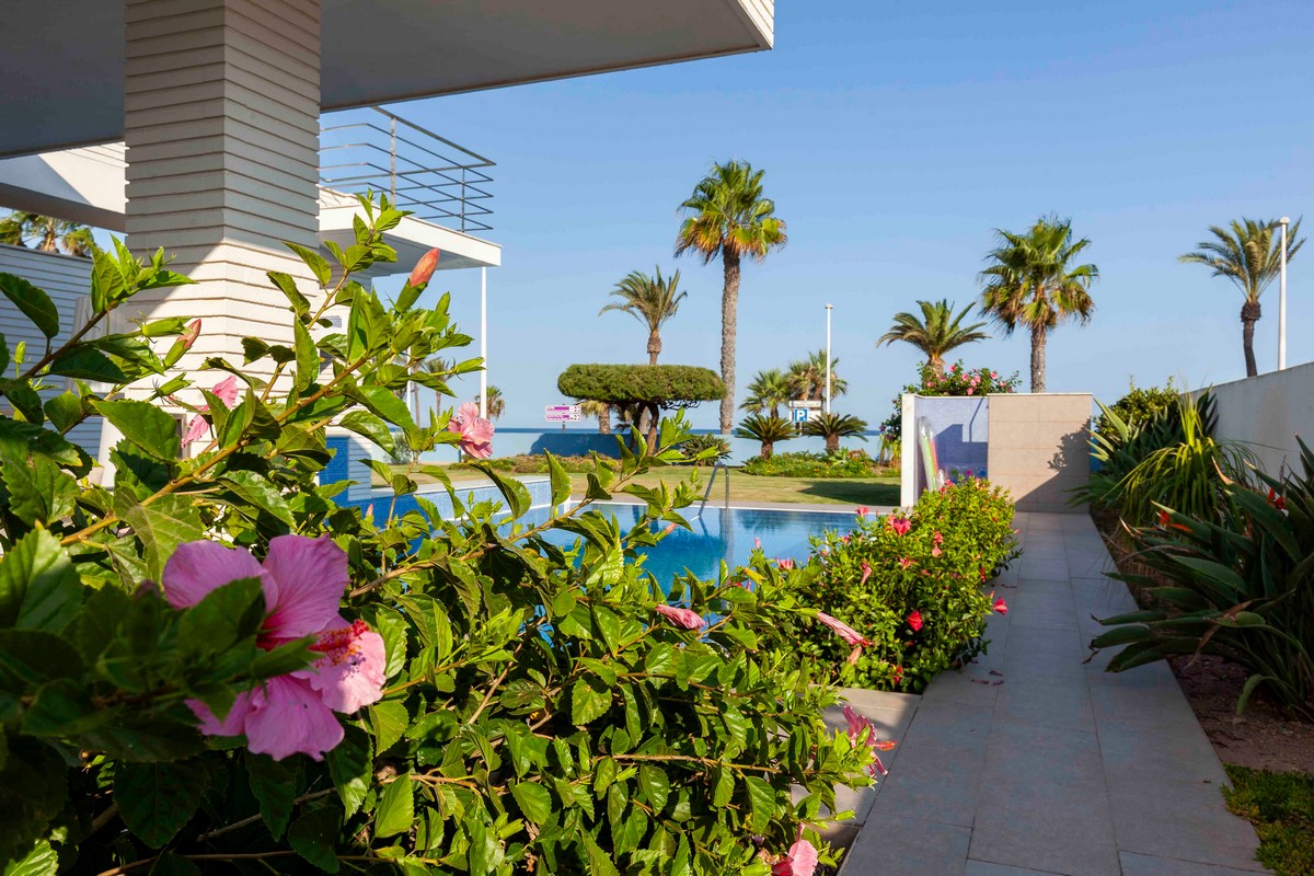 Moderne freistehende Villa direkt am Strand, sofort bezugsfertig