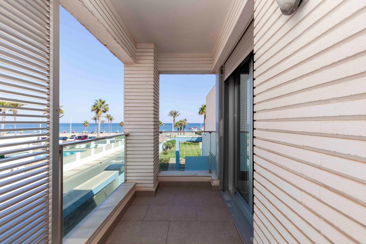 Modern detached villa on the beachfront, ready to move in