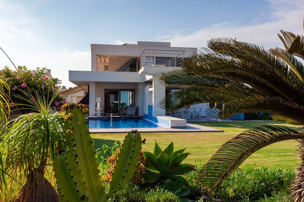 Modern detached villa on the beachfront, ready to move in