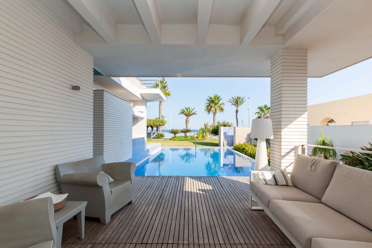 Modern detached villa on the beachfront, ready to move in