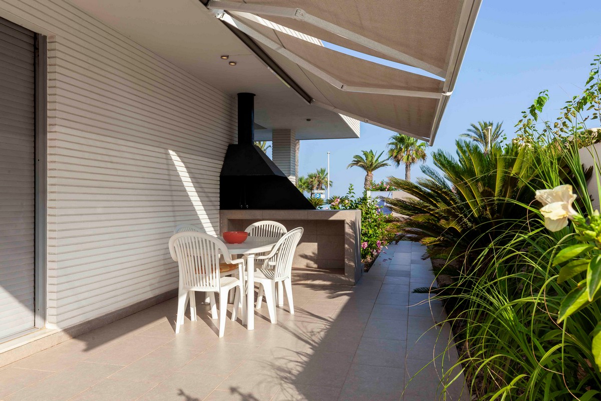 Modern detached villa on the beachfront, ready to move in