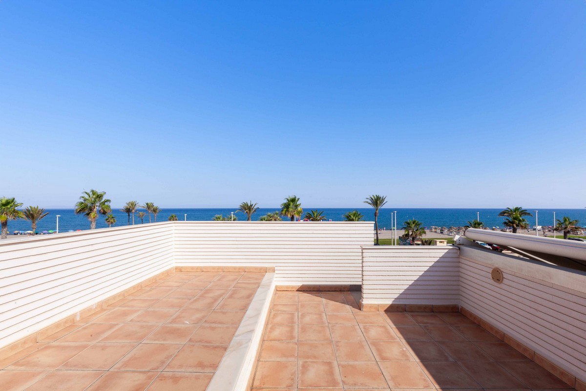 Modern detached villa on the beachfront, ready to move in