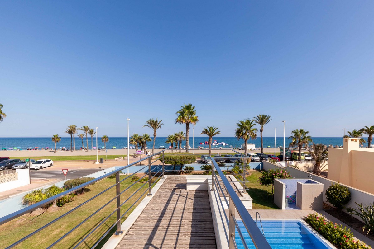 Moderne freistehende Villa direkt am Strand, sofort bezugsfertig