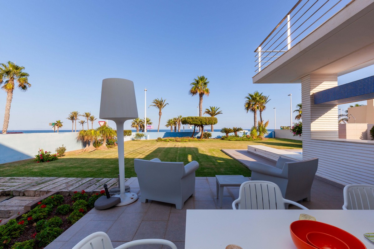 Modern detached villa on the beachfront, ready to move in